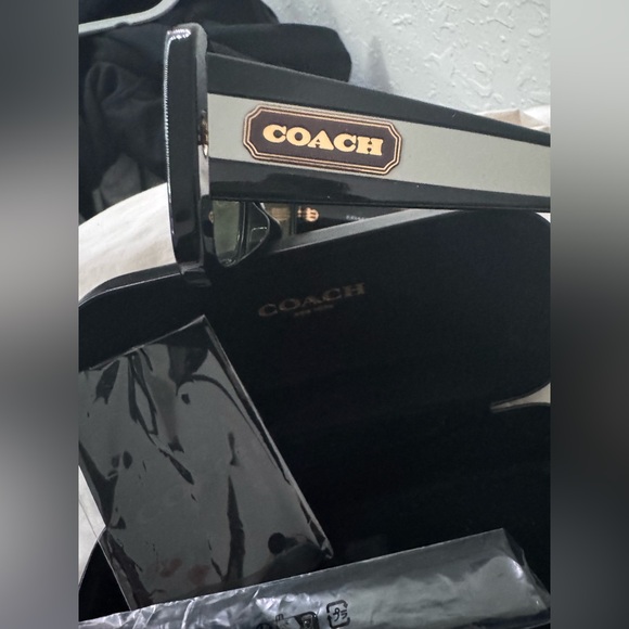 Coach sunglassessses NWT! Case , papers and cleaning clothes included - Picture 11 of 13